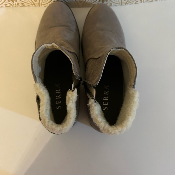 Serra Women’s Ankle Booties. Size 9. Zip closure. Preowned. Good condition. - Picture 5 of 8